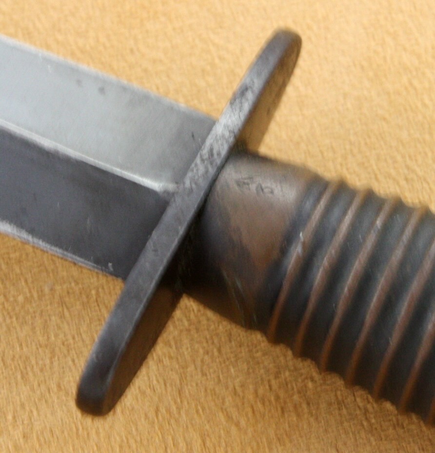 British Commando Knife & Cheath 006.jpg